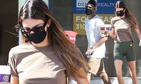 Suns' devin booker and kendall jenner are reportedly in a casual relationship and the nba bubble mvp showcased his love on instagram today. Kendall Jenner Looks Casual As She Grabs Coffee With Her Nba Beau Devin Booker Daily Mail Online