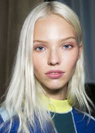 Platinum blonde hair is a major style and beauty statement, first of all cause of its obviousness, and second, for what it stands for or translates. Image Result For Natural Platinum Blonde Hair Zilver Haar Haar Wenkbrauwen