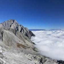Yulong xueshan and haba xueshan: Sea Of Clouds At Jade Dragon Snow Mountain Yulong Xueshan