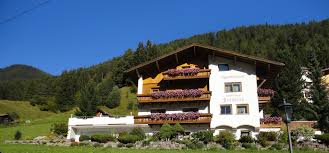Sauna, ski storage, free wifi, family rooms. Haus Fernblick Wellnesspark Arlberg