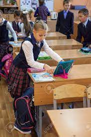 サンクトペテルブルク, ロシア連邦 - 2016 年頃 Sep: 女子高生が学校で最初のレッスンの準備中です。ロシアの学校に戻って子供たちの写真素材・画像素材  Image 81094754