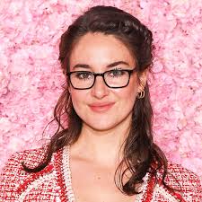 She confirmed to jimmy fallon that the nfl star popped the question to her 'a while shailene woodley, 29 is engaged to green bay packers quarterback aaron rodgers, 37, despite dating rumors between the two only surfacing at. Aaron Rodgers Post Danica Squeeze Gets Serious Autoracing1 Com