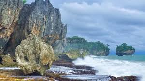 Pantai ini memiliki ombak yang dahsyat sehingga tidak cocok untuk berenang, tapi sangat pas untuk para peselancar. 65 Tempat Wisata Di Sukabumi Dan Harga Tiket Masuk 2020