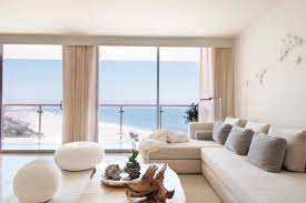 Browse modern living room decorating ideas and furniture layouts. Ultra Modern Living Rooms For Hospitable Homeowners
