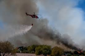 Μεγάλη φωτιά έχει ξεσπάσει στην κερατέα, με αποτέλεσμα οι αρχές να αποφασίσουν την εκκένωση των οικισμών μαρκάτι, συντερίνα και άγιος . 8t1b Tcosscxqm