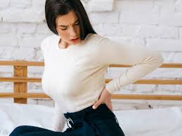 Lower left back pain in women can also be a sign of a problem associated with the fallopian tube or ovary on the left side. Lower Back Pain On The Left Side Above Buttocks Causes Treatment