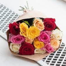 Разноцветные розы недорого: 15 цветков по цене 4068 ₽ - купить в RoseMarkt  с доставкой по Санкт-Петербургу