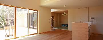 Menata ruang tamu lesehan ala jepang selalu identik dengan gaya panggung rendah, dengan ciri khas lantai kayu. Rumah Jepang Dengan Fasad Dan Interior Minimalis Menawan Homify