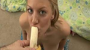 Die blowjob banane nackt