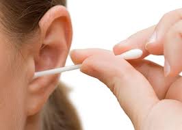 Αποτέλεσμα εικόνας για Γιατί πρέπει να αποφεύγεις να καθαρίζετε τα αυτιά σου με μπατονέτες