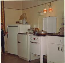 Gelbfieber 1844 baute der amerikanische arzt john gorrie einen kühlschrank , um eis herzustellen und die luft für seine gelbfieberpatienten zu kühlen. Presse