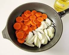 Изображение: Морковь нарежьте крупной соломкой