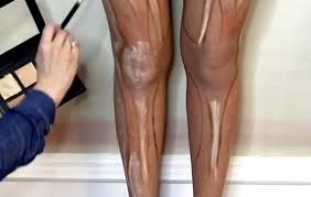 women are contouring their legs to make