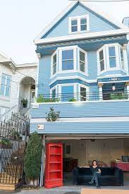 c est une maison bleue belle et bien