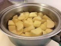 Does salt water keep potatoes from turning brown?