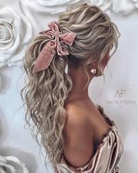 Стрижки на средние волосы являются самыми популярными среди всего многообразия да потому что на модный пьедестал возвращаются прически с волнистыми волосами. Novogodnie Pricheski 2021 Luchshie Idei I Modnye Trendy Vechernih Prichesok Na Novyj God