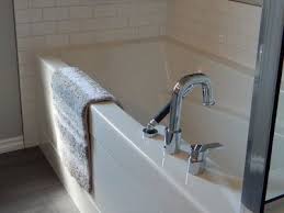 Anstatt des kompletten austauschs der wanne ist der nachträgliche einbau der senhilf badewannentür eine schnelle und saubere sache. Badewanne Einbauen Was Kostet Es Myhammer