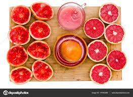 Ruby greyfurt suyu ve meyve sıkacağı ile natürmort | Stok fotoğrafçılık  ©oocoskun