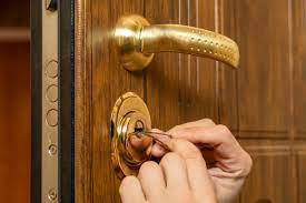 how to pick a door lock with household