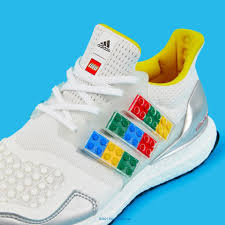 Kid's can show their creativity by wearing all of the shoes and clothing from the adidas x lego collection. Der Adidas Ultraboost Dna X Lego Plates Laufschuh Im Anmarsch Zusammengebaut