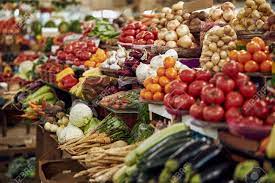 市場の陳列カウンターに横たわるおいしい新鮮な野菜の写真素材・画像素材 Image 135618242