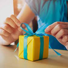 Что подарить другу на день рождения — идеи оригинальных и бюджетных подарков  для друга на ДР