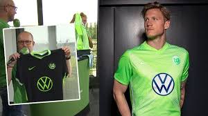 Wolfsburg fußball trikot 2011/12 weg aus jersey unterzeichnete adidas langarm player issue. Enthullt So Sieht Das Neue Trikot Des Vfl Wolfsburg Aus Sportbuzzer De