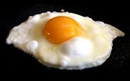 Pourquoi on dit un œuf au plat ?
