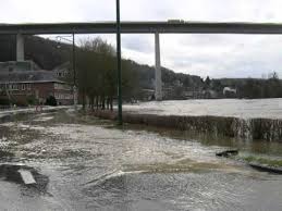 N a town in s belgium, on the river meuse below steep limestone cliffs: Dinant Inondations 8 1 11 Youtube