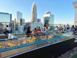 outdoor dining scene uptown charlotte nc