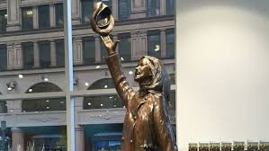 Mary will be remembered as a fearless visionary who turned the world on with her smile, said her longtime representative mara buxbaum. Hat Tossing Mary Tyler Moore Statue Back At Minneapolis Site Wbma