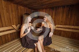 Zwei Junge Mädchen in Den Tüchern in Der Sauna Stockfoto - Bild von  badekurort, schönheit: 79646536