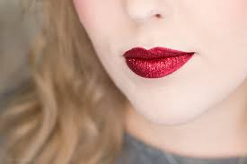 red glitter lips makeup look