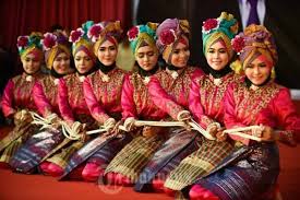Pendapat lain mengatakan tarian ini ditarikan kurang dari 10 orang, dengan rincian 8 penari dan 2 orang. Apa Pola Lantai Tari Saman Dari Aceh Bank Edukasi