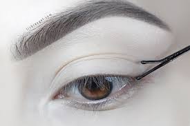 a quick easy bobby pin eyeliner hack