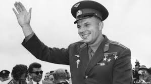 Yuri gagarin, soviet cosmonaut who on april 12, 1961, became the first man to travel into space. Ewig Erster Deutsche Astronauten Uber Juri Gagarin Europa Dw 12 04 2021