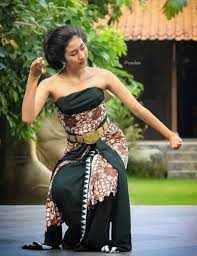 Gambar model baju batik wanita cibubur jakarta jawa barat. 110 Ide Javanese Dancer Penari Gaun Victoria Gaun Prom Hitam