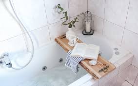 Ziemlich wickelauflage badewanne wickelaufsatz fuer mit schublade. Diy Badewannenablage Aus Holz Selber Machen Wohnklamotte