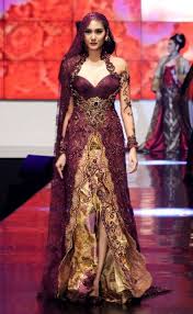Anne tak menyangka kebaya rancangannya itu bisa dikenal mendunia. 9 Karya Terbaru Anne Avantie Di Indonesia Fashion Week 2012 Wanita Model Pakaian Asia Model Baju Wanita