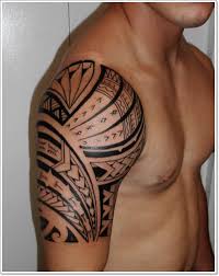 Los tatuajes para hombres se pueden hacer en muchas partes del cuerpo y el hombro es un lugar muy utilizado por los hombres para hacerse tatuajes. Tatuajes Maories Yardbird Significado Disenos E Ideas Tatuajes Maories Hombro Y Brazo Significado