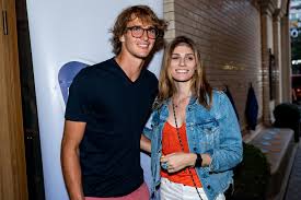 Alexander zverev followed up his olympic gold medal with a victory in the men's final of the western & southern open, and ash barty claimed her fifth title of the season in the women's final. Alexander Zverev Tennisstar Feiert Liebescomeback Mit Olga Sharypova Gala De