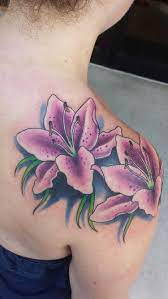 Tatouage fleur de lotus et tatouage fleur de lys : toutes nos inspirations !