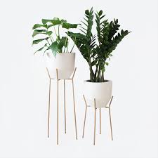 There are many amazing plant stands available today, and they can accommodate a range of planter sizes. Boden Standing Planter Gold Linoluna Shop