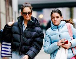 I have been concerned about her upbringing for a while, especially in the sense they seemed to be following the scientology philosophy that kids should make their own choices and. Katie Holmes Y Su Hija Suri Saben Cual Es El Abrigo Mas Cool Y Calentito Del Invierno Telva Com