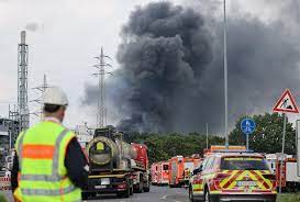 Forte esplosione in parco industriale leverkusen, allerta per rischio chimico. Nibd1fss0vvulm