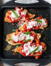 Filety z kurczaka w parmezanowej panierce pieczone z pomidorami i serem | Kwestia  Smaku
