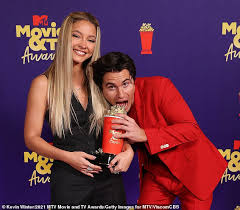 Outer banks star madelyn cline, 23, will make her major. Outer Banks Real Couple Chase Stokes And Madelyn Cline Kiss After Winning Best Kiss At Mtv Awards Geeky Craze