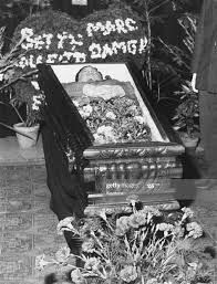 En el funeral, diferentes personalidades del espectáculo le rindieron su homenaje. Grave Funeral John Cazale Last Photo Funeral Held For Music Legend Chuck Berry In St Louis A Look Inside Tv Film Janellab Lava