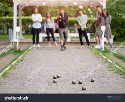 photo-friends-playing-petanque-guy ...