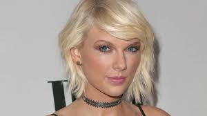 Sanatçı daha önce 2010'da fearless ve 2016'da 1989 albümüyle ödül almıştı. Taylor Swift Verrat Geheime Songwriter Identitat Dasding